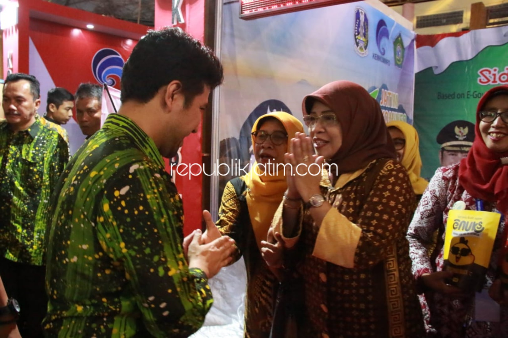 KUNJUNGI - Wagub Jatim, Emil Elestianto Dardak mengunjungi stan Dinas Kominfo Pemkab Sidoarjo usai membuka Jatim Kominfo Festival (JKF) Pekan Kelompok Informasi Masyarakat (KIM) Ke X Tahun 2019 di GOR Ki Mageti, Magetan, Selasa (01/10/2019).