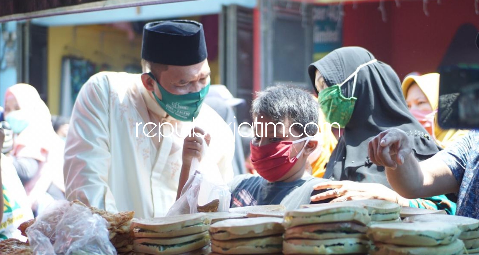 DIALOG - Cabup Sidoarjo 2020, Bambang Haryo Soekartono (BHS) berdialog dan menyapa para pembeli di Pasar Jumat Legi di sepanjang JL Desa Jogosatru - Cangkringsari, Kecamatan Sukodono, Sidoarjo, Jumat (02/10/2020). 