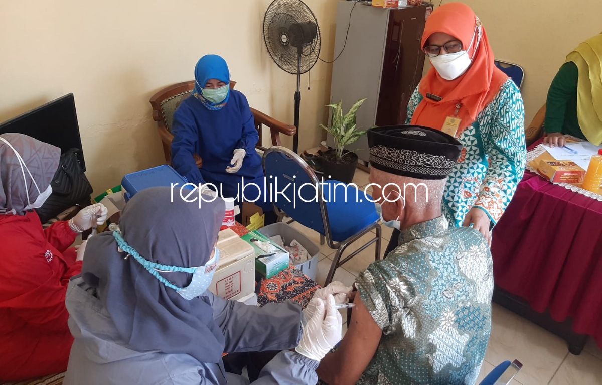 TINJAU - Kepala Puskesmas Balongbendo dr Rita Sukmawati meninjau pelaksanaan suntik vaksin di Balai Desa Waruberon, Kecamatan Balongbendo, Sidoarjo dan siswa MI Nurul Huda, Muhammad Taufiqurrohman saat disuntik vaksin, Sabtu (02/10/2021).