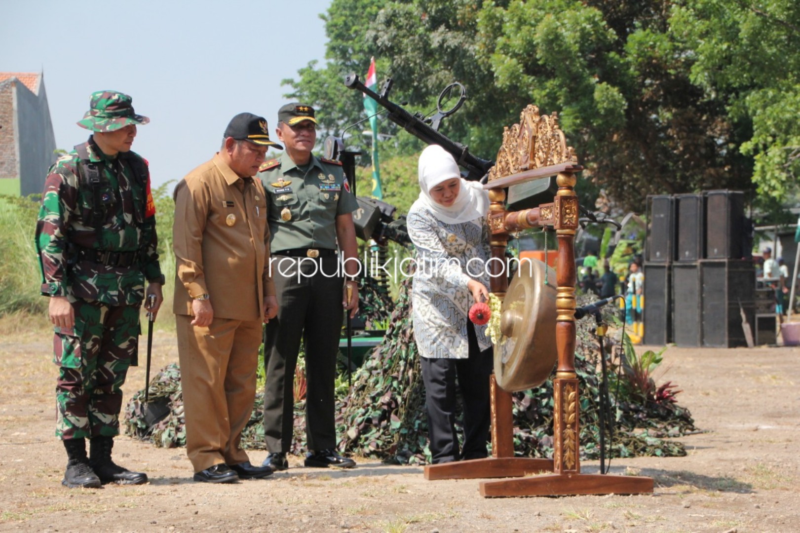 TMMD - Gubernur Jatim, Khofifah Indar Parawansa didampingi Pangdam V/Brawijaya Mayjend TNI Whisnoe Prasetia Budi membuka acara TMMD di Lapangan Kecamatan Jabon, Sidoarjo, Rabu (02/10/2019).