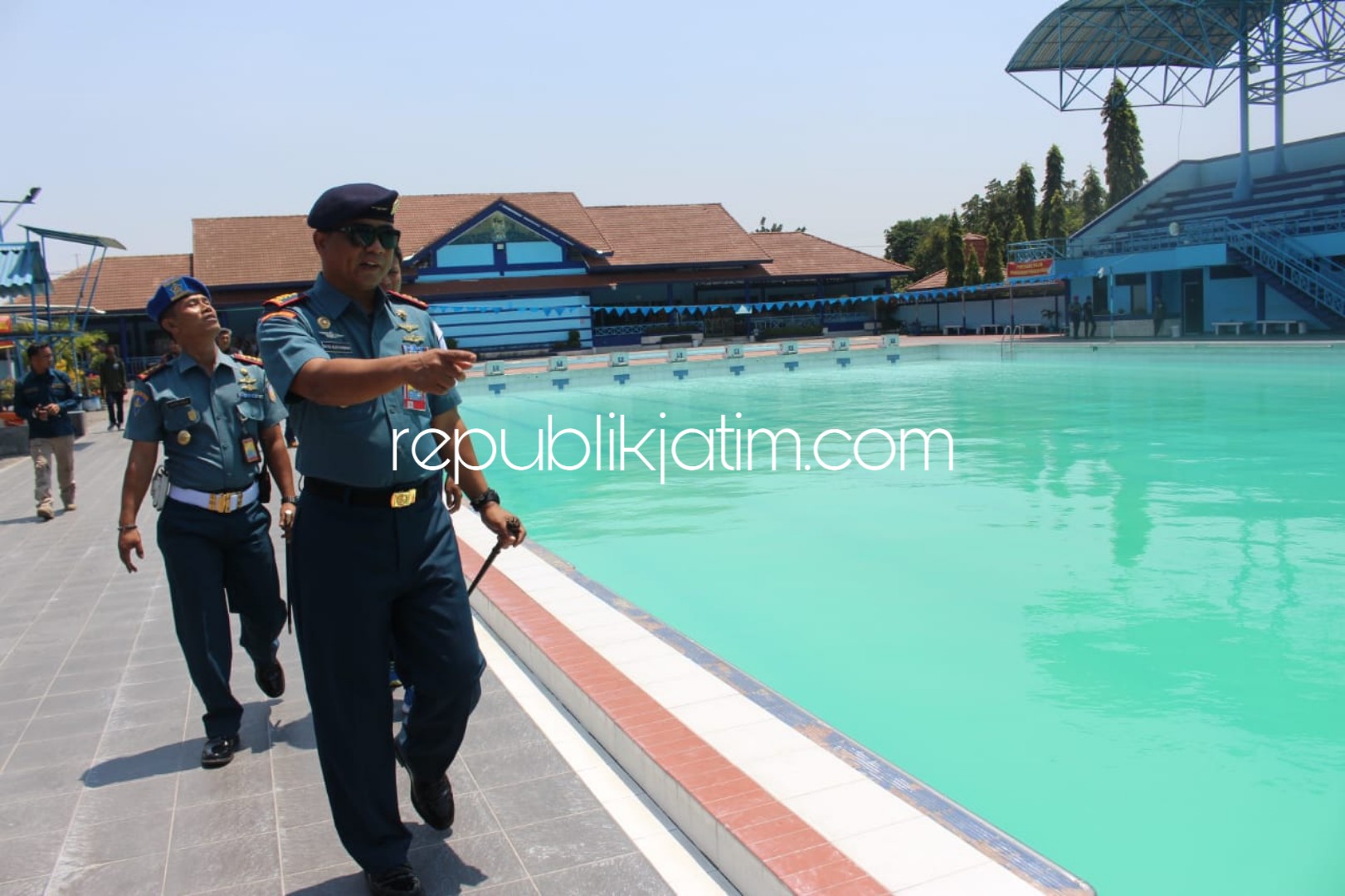CEK KOLAM - Komandan Lanudal Juanda, Kolonel Laut (P) Bayu Alisyahbana mengecek kondisi kolam renang Tirta Krida Lanudal Juanda bersama Ichsan (43) yang merekam video kolam renang yang membuat viral itu, Selasa (02/10/2018).