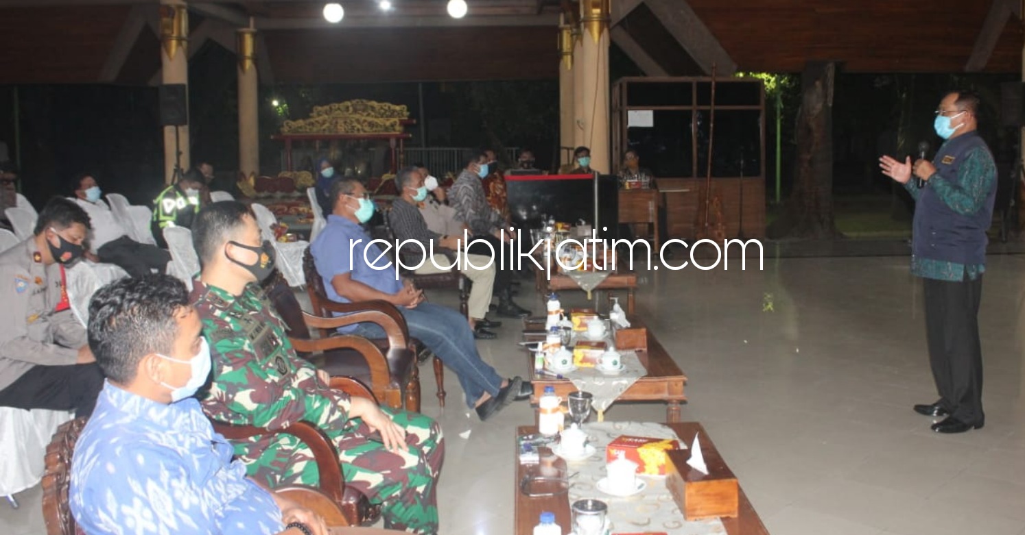 PAPARAN - Pj Bupati Sidoarjo, Hudiyono menyampaikan paparan soal penanganan Covid-19 menuju Zona Kuning di Pendopo Delta Wibawa, Kamis (01/10/2020) malam.