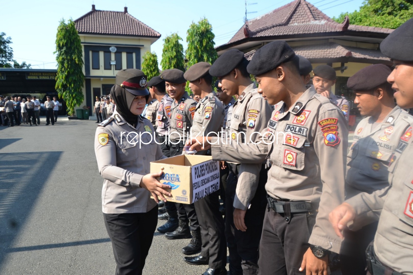 GALANG DANA - Anggota Polres Ponorogo menggalang dana untuk korban gempa dan tsunani Palu dan Donggala saat apel berhasil mengumpulkan uang tunai Rp 24,3 juta, Selasa (02/10/2018).