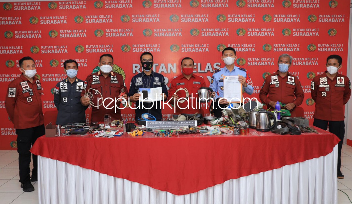 BARANG TERLARANG - Ratusan barang terlarang ditemukan di Rutan Kelas I Surabaya di Medaeng, Kecamatan Waru, Sidoarjo, Jumat (01/10/2021) malam.