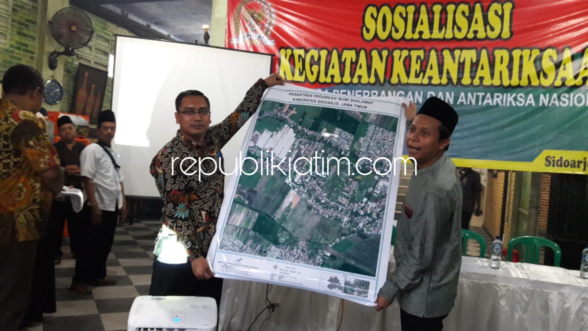 SOSIALISASI - Ratusan warga Kecamatan Taman mengikuti Sosialisasi Keantariksaan yang digelar Lapan dan Wakil Ketua Komisi VII DPR RI, Syaikhul Islam Ali di Sate Barongan, JL Raya Gilang, Kecamatan Taman, Sidoarjo, Senin (01/10/2018) petang.