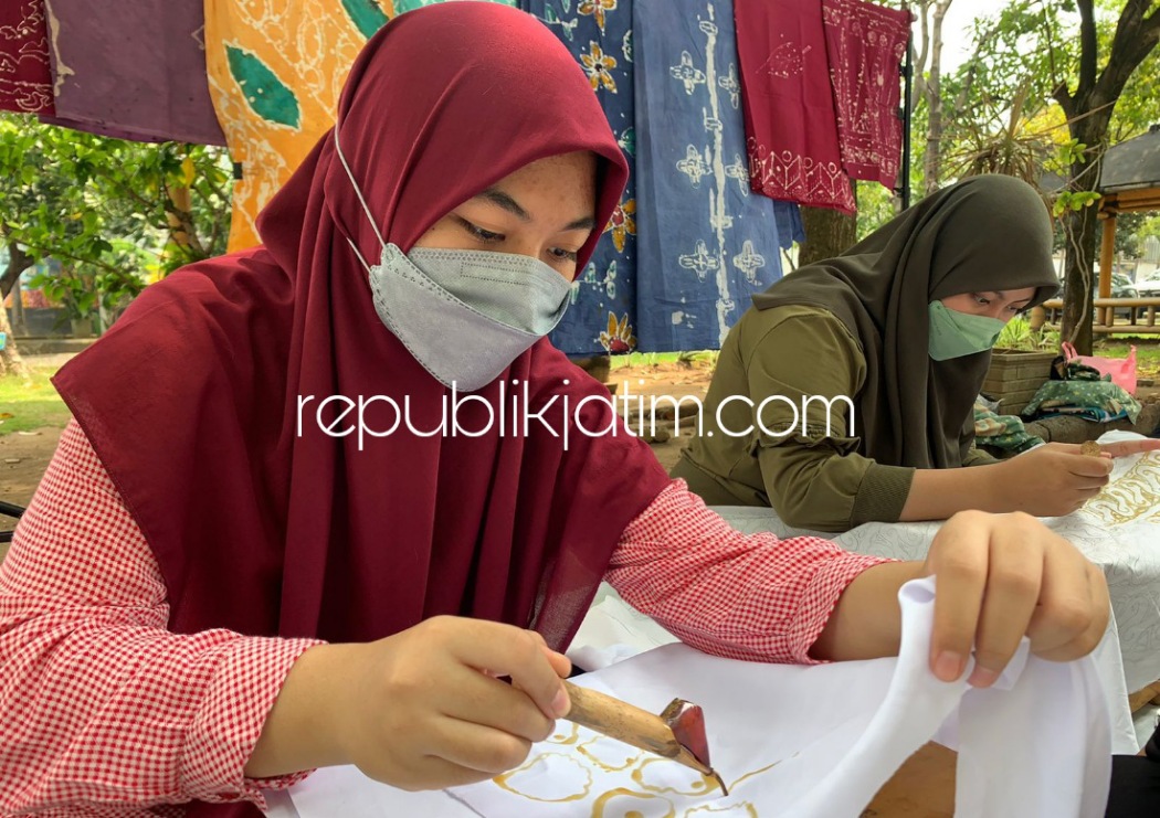 BATIK - Para siswa dan siswi SMA Al Muslim menggelar pameran batik hasil karya siswa dan praktik pembuatan batik tulis yang diikuti beberapa siswa dan civitas SMA Al Muslim sebagai peringatan Hari Batik Nasional, Sabtu (02/10/2021). 
