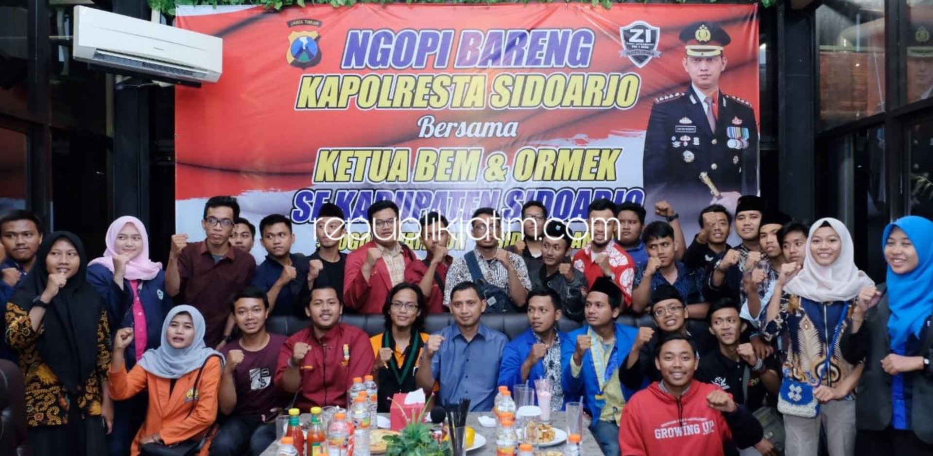 DIALOGIS - Kapolresta Sidoarjo, Kombes Pol Zain Dwi Nugroho ngopi bareng para aktivis mahasiswa di Balkoni Cafe Sidoarjo, Senin (01/10/2019) malam.
