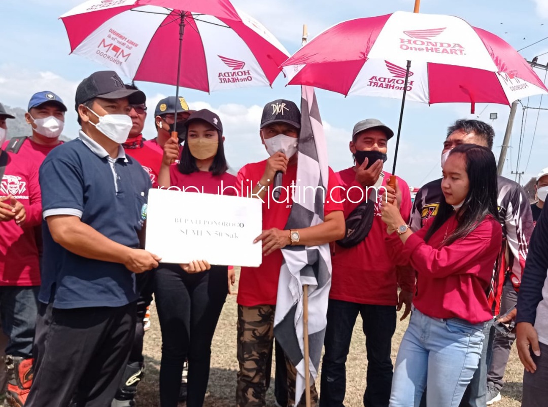 BANTUAN - Bupati Ponorogo Sugiri Sancoko secara simbolik menyerahkan bantuan semen untuk pembangunan Mushola Al Falah yang diterima oleh Kepala Desa Munggu, Sukamto, Minggu (03/10/2021). 