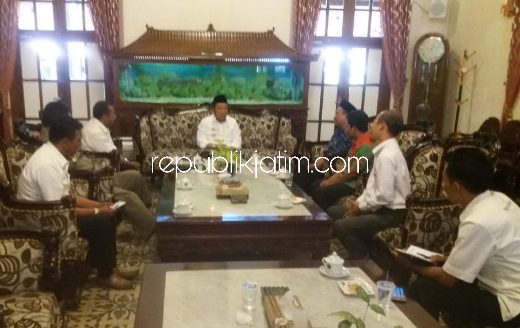 AUDIENSI - Komisioner Bawaslu Sidoarjo menggelar audiensi dengan Bupati Sidoarjo, Saiful Ilah di Pendopo Delta Wibawa untuk membahas pinjam pakai kantor yang lebih representatif, Rabu (03/10/2018).
