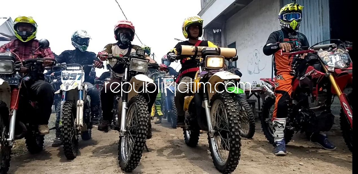 REUNI - Anggota Komunitas Trail, Jon Brothers menggar acara reuni untuk trabas bareng mulai dari Basecamp Desa Ketapang, Kecamatan Tanggulangin, Sidoarjo menuju Trawas, Kabupaten Mojokerto, Sabtu (02/10/2021).