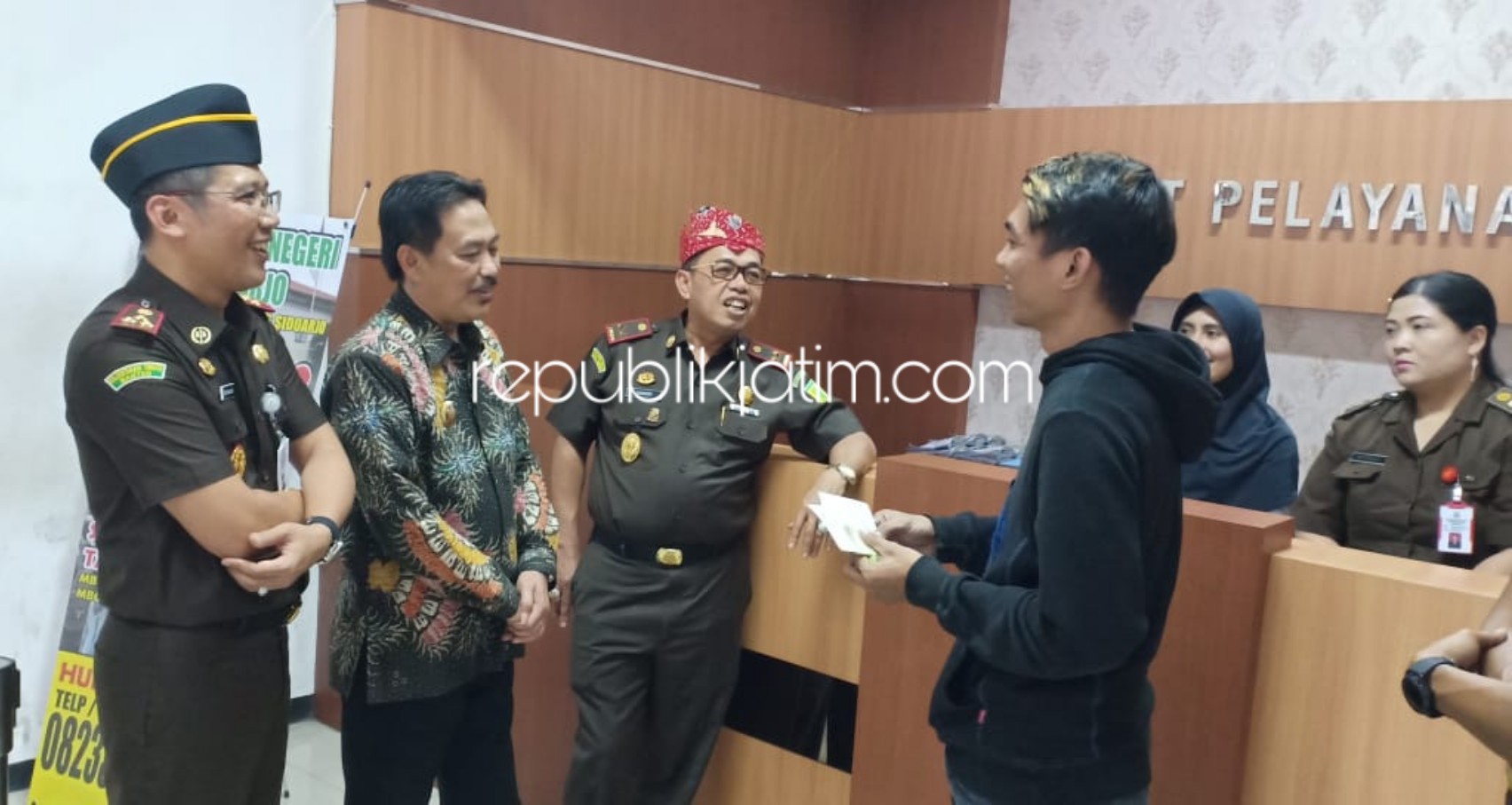 SIDAK - Kepala Kejati Jatim, Sunarta didampingi Kepala Kejari Sidoarjo, Setiyawan Budi Cahyono dan Wabup Sidoarjo, Nur Ahmad Syaifuddin sidak ke sejumlah loket pelayanan di Kejari Sidoarjo, Kamis (03/10/2019).