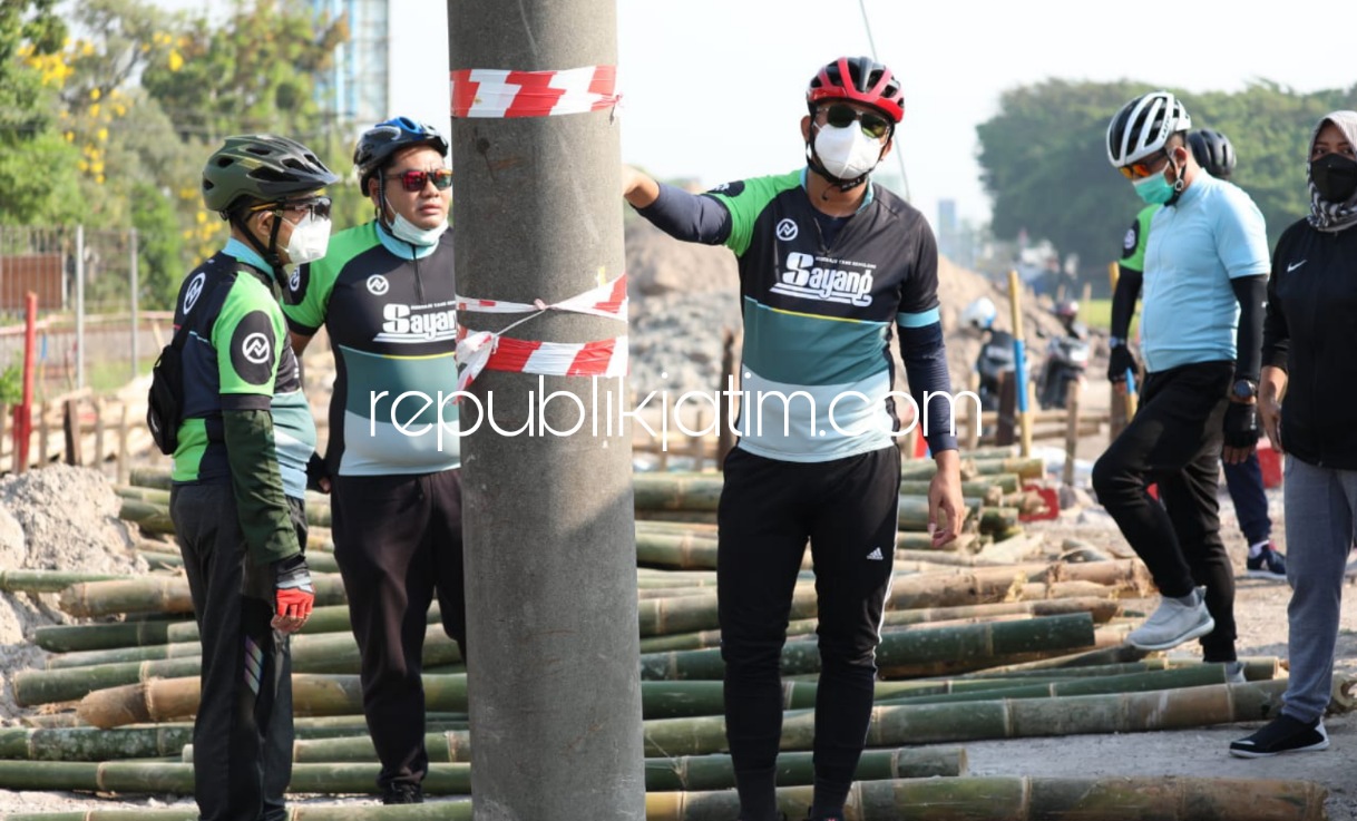 KENDALA - Bupati Sidoarjo Ahmad Muhdlor Ali (Gus Muhdlor) menggelar sidak proyek Frontage Road (FR) sepanjang 1,6 kilometer yang terkendala tiang listrik dan jaringan gas di timur JL Raya Aloha - Gedangan agar selesai tepat waktu, Minggu (03/10/2021).
