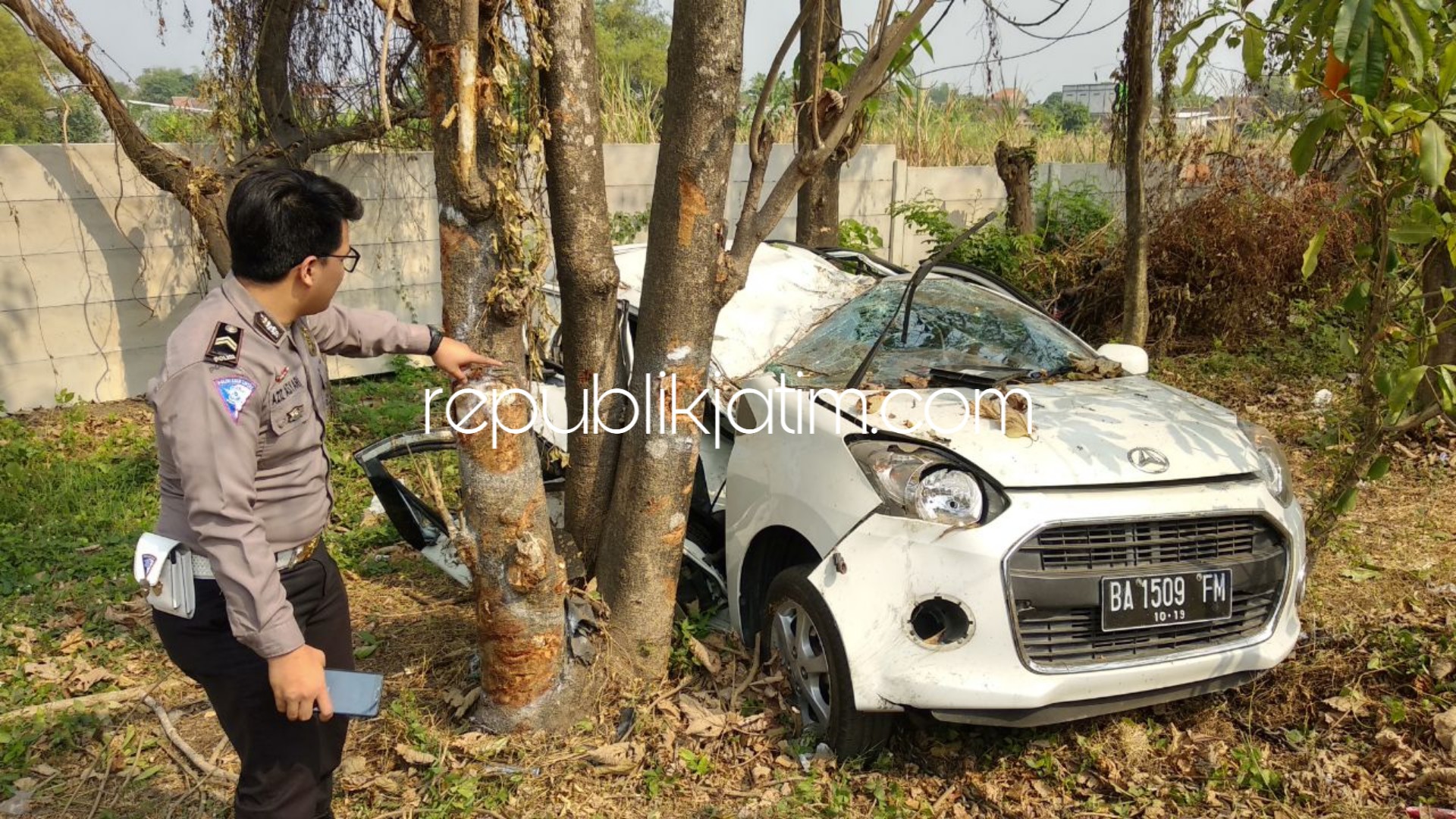 NGANTUK - Petugas Laka Lantas Poltesta Sidoarjo melihat kondisi mobil Agya paska kecelakaan di Jalan Tol Porong - Sidoarjo karena diduga sopir, Mikoda (33) mengantuk, Rabu (03/10/2018).