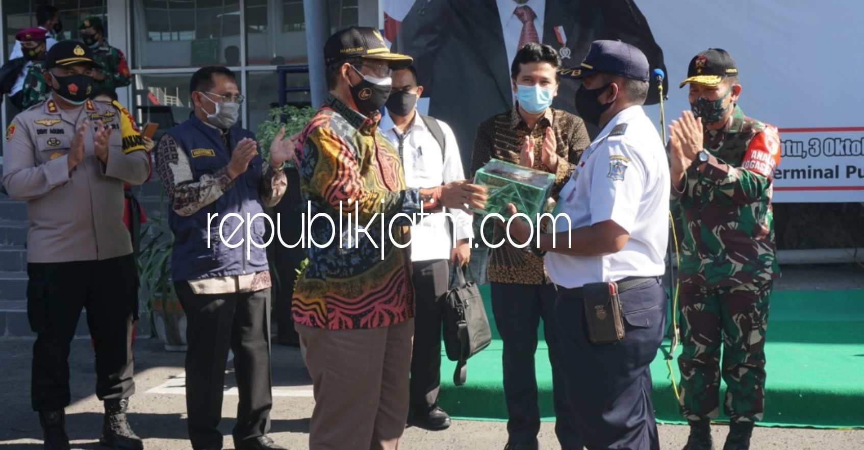 BAGI MASKER - Menko Polhukam RI Mahfud MD memasifkan disiplin protokol kesehatan, termasuk di area sarana publik di Terminal Bungurasih, Kecamatan Waru, Sidoarjo, Sabtu (03/10/2020) sore.