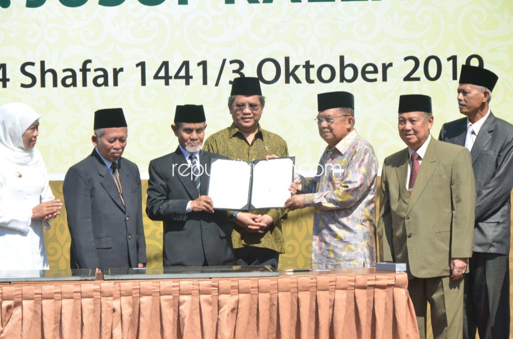 RESMIKAN - Wapres Jusuf Kalla meresmikan Menara Masjid Jami' Pondok Modern Darussalam Gontor dan Gedung Centre for Islamic Economic Studies (CIES) atau Gedung Pusat Studi Ekonomi Islam UNIDA Gontor di Kecamatan Mlarak, Ponorogo, Kamis (03/10/2019).