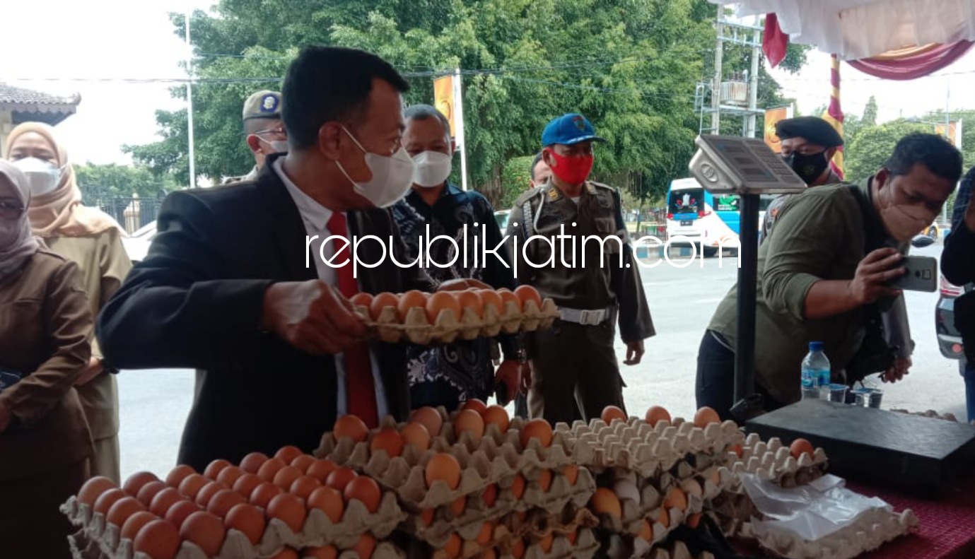 SERBU TELUR - Bupati Ponorogo, Sugiri Sancoko saat mengunjungi bazar telur yang diserbu para guru, Senin (04/10/2021).