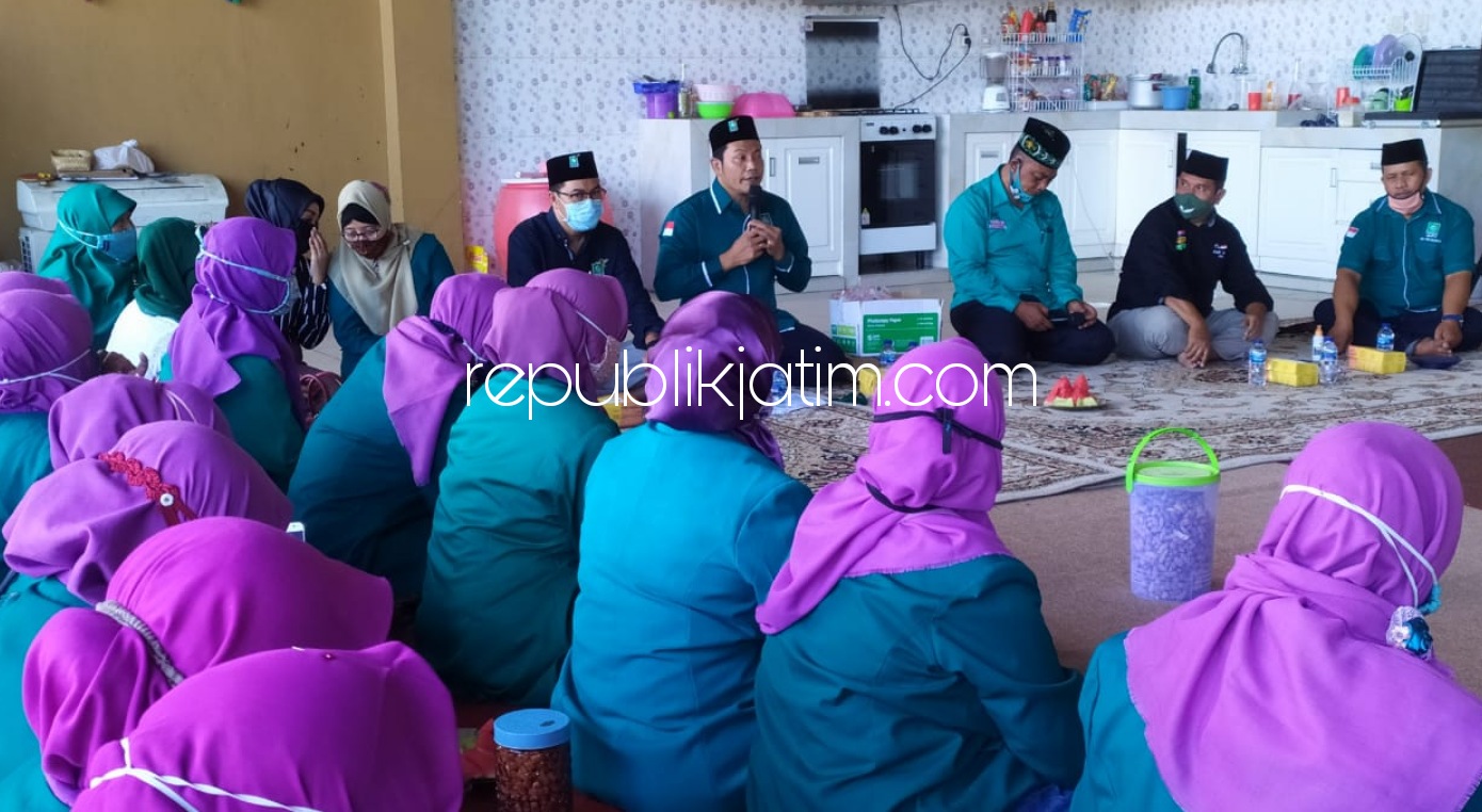 PAPARAN - Cawabup Sidoarjo 2020, Subandi yang diusung Partai Kebangkitan Bangsa (PKB) memaparkan 17 program unggulan Paslon Gus Muhdlor - Subandi kepada pengurus dan relawan se Kecamatan Waru, Minggu (04/10/2020).