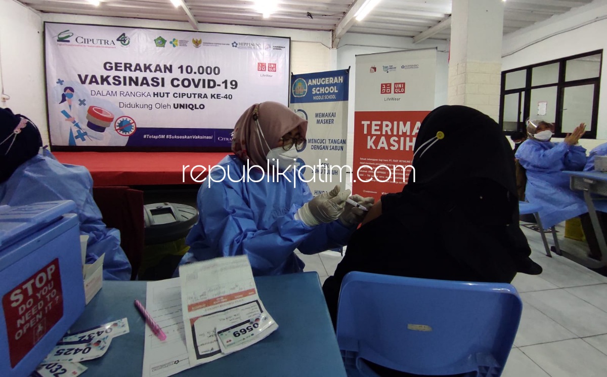 VAKSIN - Sebanyak 677 siswa dan tenaga pendidik Anugrah School Sidoarjo menjalani vaksinasi, Senin (04/10/2021).