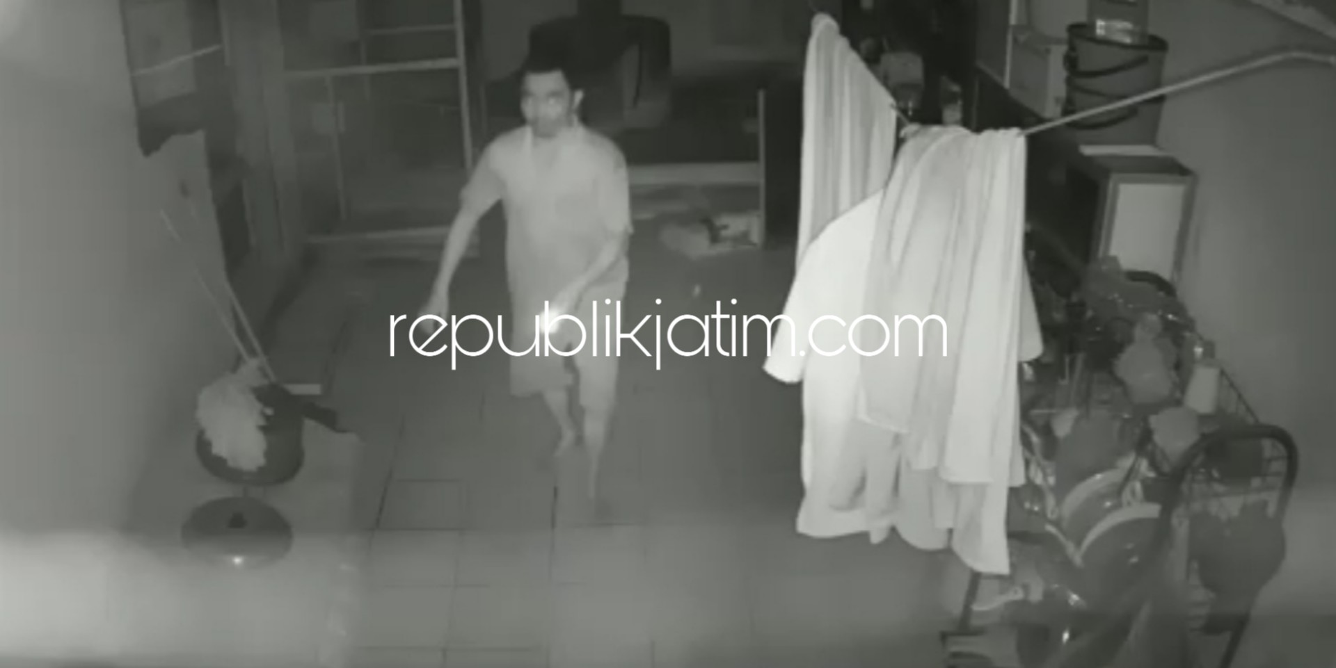 TEREKAM - Aksi pencuri terekam CCTV saat beraksi membawa tabung elpiji di rumah Suwaji Kepala Dusun Balongsari, Desa Kebonagung, Kecamatan Porong, Sidoarjo, Kamis (04/10/2018) dini hari.
