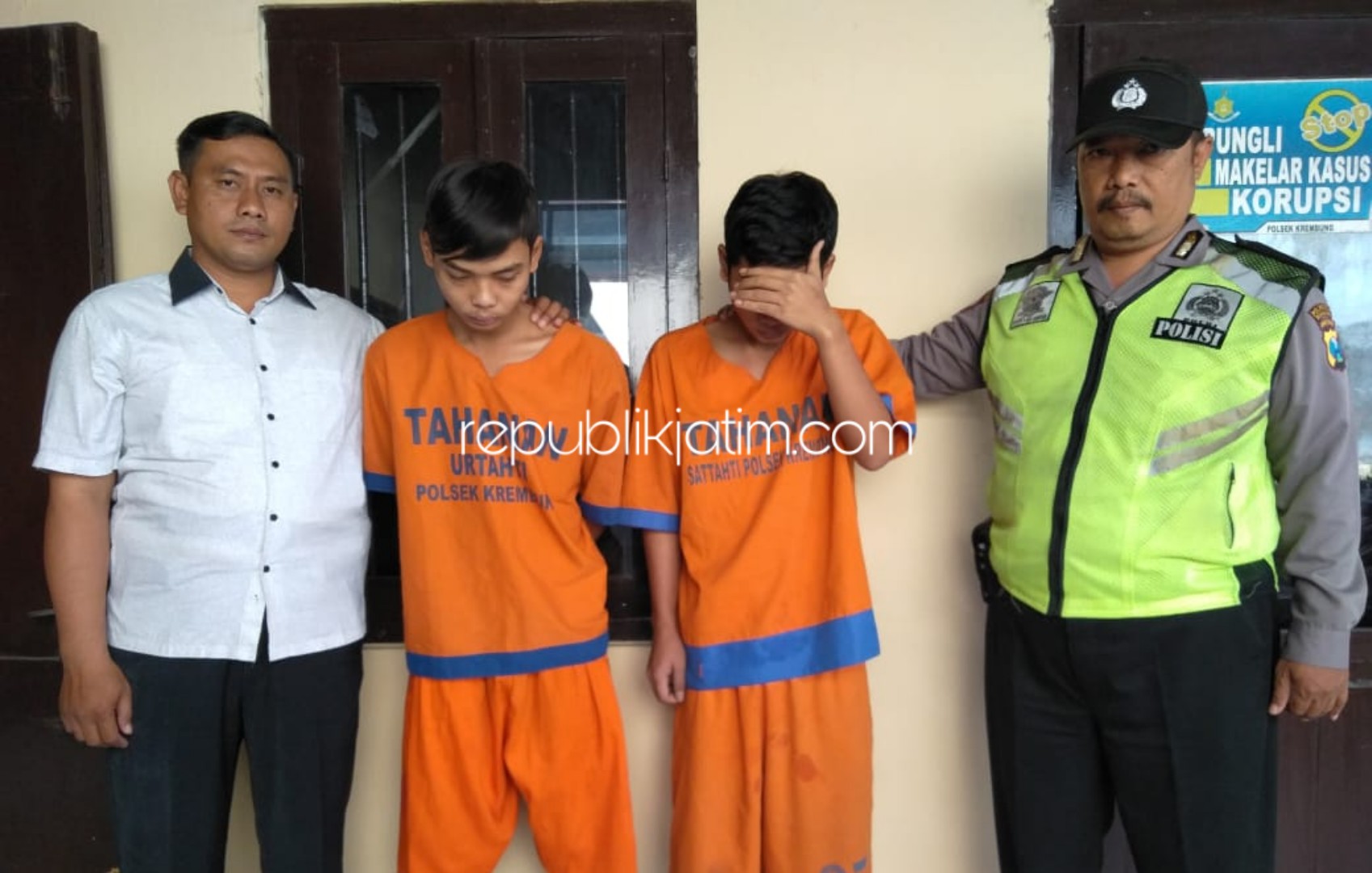 KAKAK ADIK - Petugas Polsek Krembung mengamankan dua tersangka pencurian, Abdulloh Achmad Chariss (19) dan Ubaidillah (22) yang masih kakak adik beserta barang buktinya, Kamis (03/10/2019).