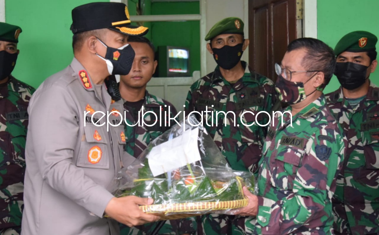 KEJUTAN - Kapolresta Sidoarjo Kombes Pol Kusumo Wahyu Bintoro beserta rombongan membawakan tumpeng sebagai kejutan Korp Tribrata bersama-sama dan mengucapkan Selamat Dirgahayu TNI ke-76 ke sejumlah instansi milik TNI di Sidoarjo, Senin (04/10/2021).