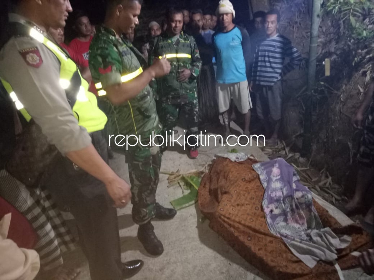 TEWAS - Petugas mengecek kondisi Mbah Saeran (70) warga Dusun Pohijo, Desa Pomahan, Kecamatan Pulung, Ponorogo yang tewas terpanggang, Rabu (03/10/2018) petang.