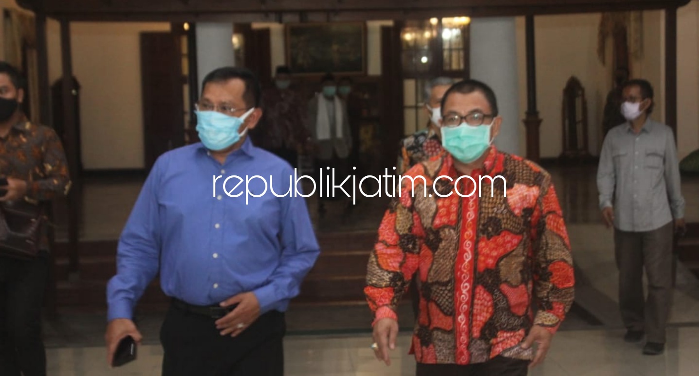 SINERGI - Pj Bupati Sidoarjo, Hudiyono berharap ada sinergitas dengan Ketua DPRD Sidoarjo Usman dan anggotanya agar komunikasi antara eksekutif dan legislatif berjalan lancar dalam membangun Sidoarjo, Sabtu (03/10/2020) malam.