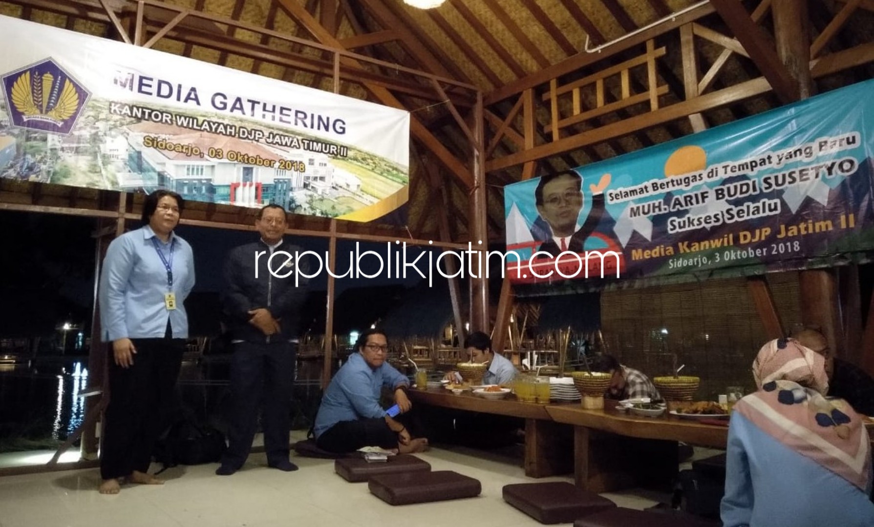 GATHERING - Puluhan wartawan Sidoarjo mengikuti media gathering yang digelar Kantor Wilayah Direktorat Jenderal Pajak (DJP) Jatim II di rumah makan Mang Engking JL Raya Juanda Nomor 20, Sidoarjo, Rabu (03/10/2018).