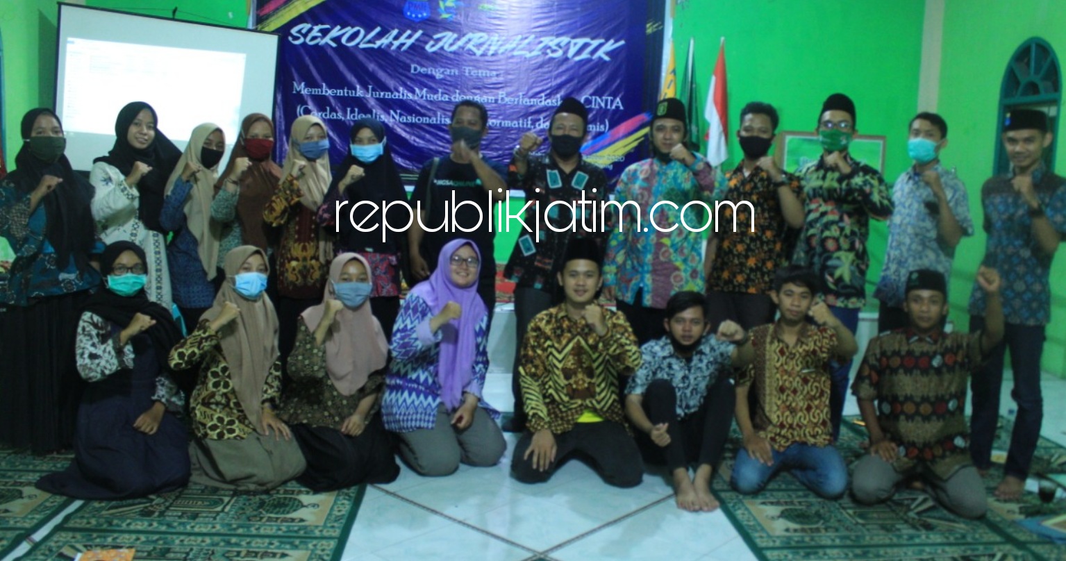 SEKOLAH JURNALISTIK - Para peserta Sekolah Jurnalistik berfoto bersama para pemateri usai menerima materi Teknik Wawancara dan Teknis Penulisan di Kantor MWC NU Porong, Sidoarjo, Sabtu (04/10/2020).