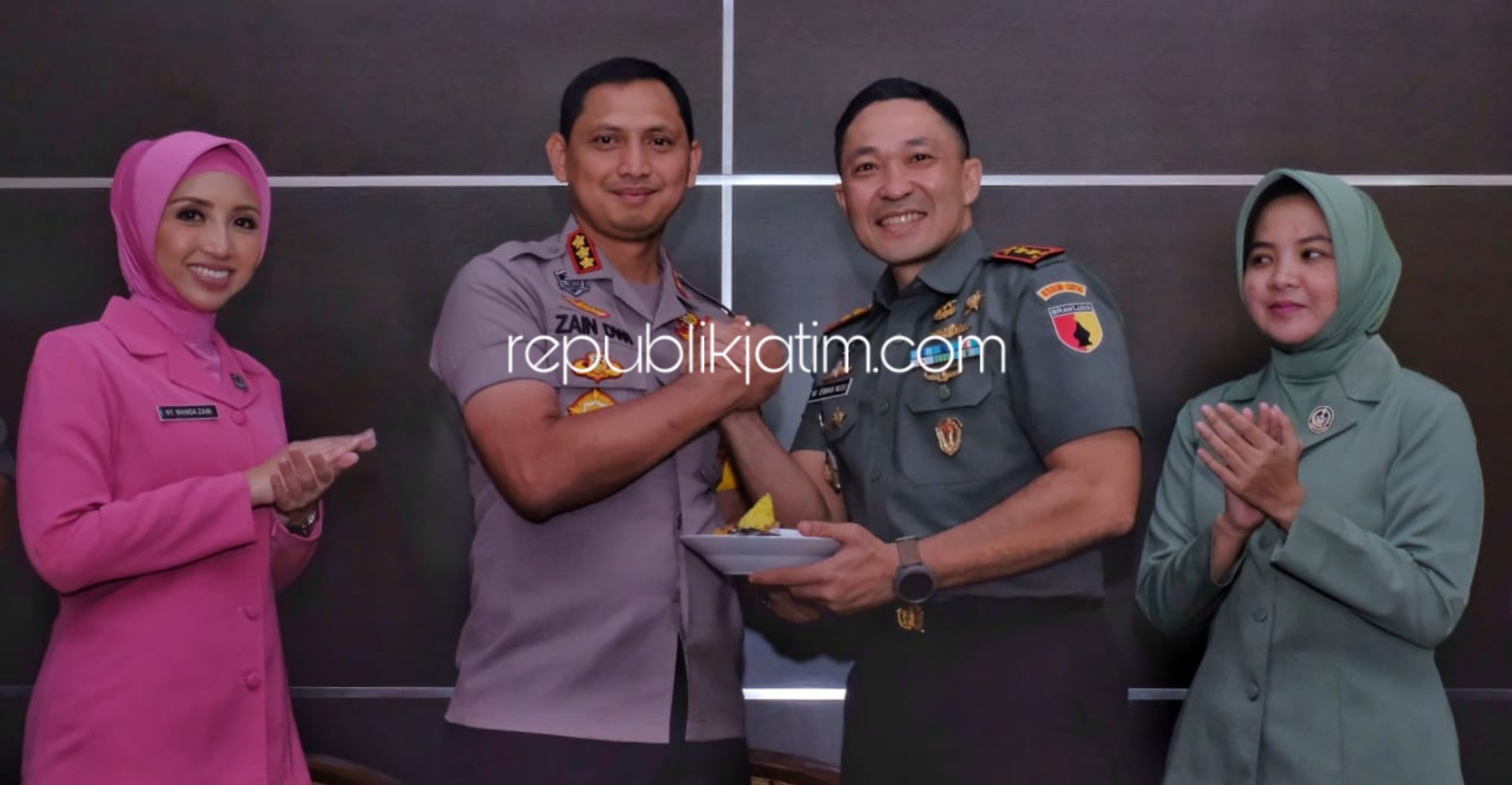 TUMPENG - Kapolresta Sidoarjo, Kombes Pol Zain Dwi Nugroho memberikan tumpeng kepada Komandan Kodim 0816 Sidoarjo, Letkol Inf Mohammad Iswan Nusi sebagai ucapan HUT TNI ke 74, Jumat (04/10/2019).