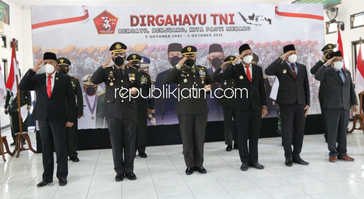 UPACARA - Dandim 0816 Sidoarjo Letkol Inf M Iswan Nusi, Bupati Sidoarjo Ahmad Muhdlor Ali dan Forkopimda mengikuti upacara peringatan HUT TNI ke 76 Tahun 2021 secara virtual yang dihubungkan ke Istana Presiden di Aula Makodim 0816, Selasa (05/10/2021).