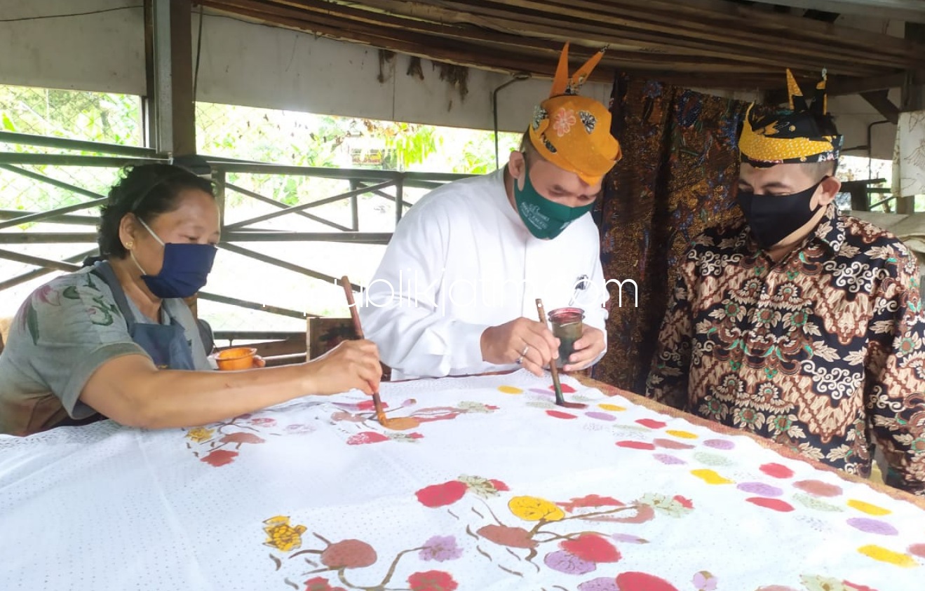 BATIK - Cabup Sidoarjo 2020, Bambang Haryo Soekartono (BHS) didampingi anggota Fraksi Gerindra, Bambang Pujiono membatik di Rumah Batik Tulis Al Huda Perum Sidokare Asri, Desa Sepande, Kecamatan Candi, Sidoarjo, Senin (05/10/2020) sore.