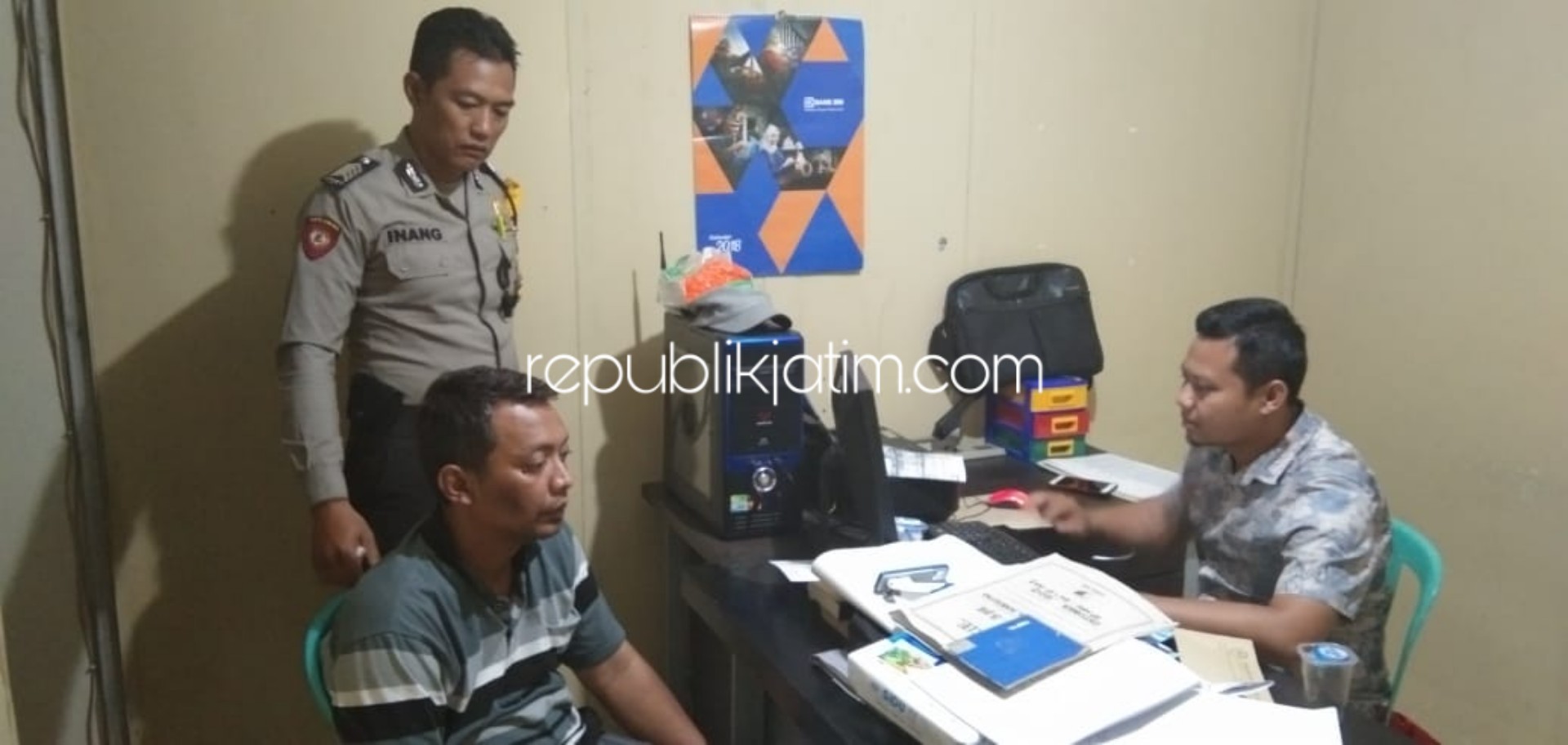 PENGGELAPAN - Tersangka penggelapan truk Arif Joko Nugroho (37) warga JL Puntodewo, Dusun Krajan, Desa Bedingin, Kecamatan Sambit, Ponorogo dijebloskan tahanan Polsek Sambit, Jumat (04/10/2019) petang.