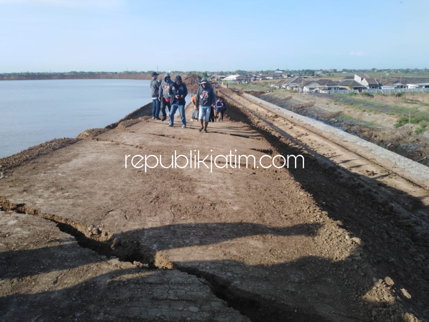 AMBLES - Tanggul Lumpur Sidoarjo di titik 67 Dusun Pulogunting, Desa Gempolsari, Kecamatan Tanggulangin, Sidoarjo mengalami penurunan tanah (subsidence) atau ambles sekitar 5 meter sepanjang 100 - 200 meter, Jum'at (05/10/2018).