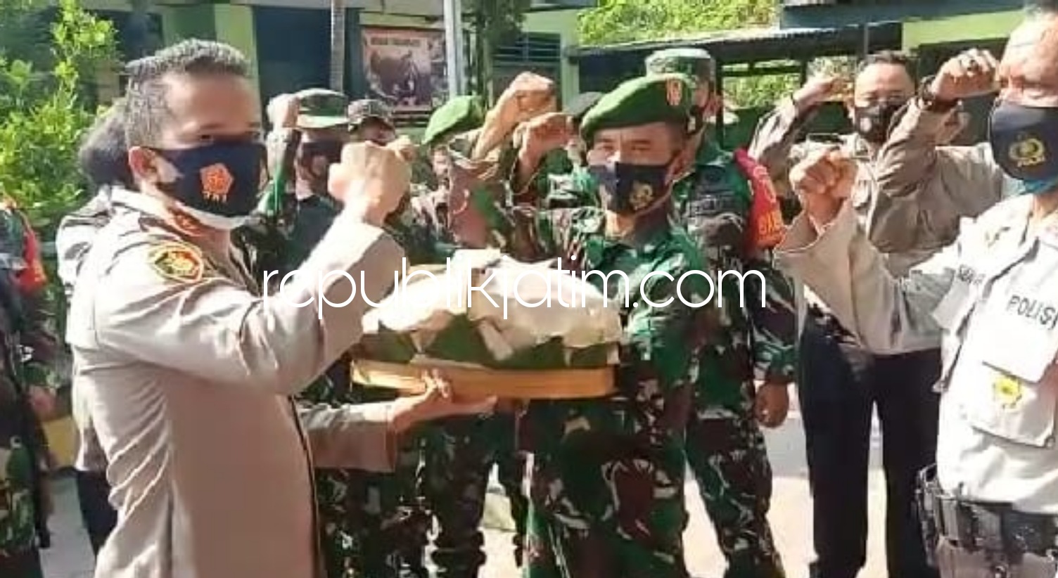 UCAPAN - Kapolsek Tanggulangin AKP Eka Wira Dharma Sibrani menyerahkan tumpeng dan diterima Danramil Tanggulangin, Kapten Inf Karyo Edy sebagai ucapan HUT TNI ke 75, Senin (05/10/2020).