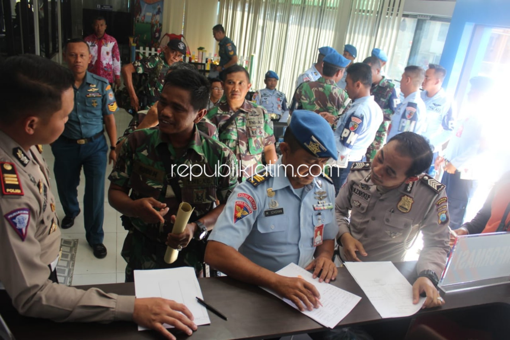 GRATIS - Sebanyak 148 anggota TNI dari sejumlah mengurus perpanjangan SIM gratis di Polresta Sidoarjo dalam rangka HUT TNI ke 74, Jumat (04/10/2019).