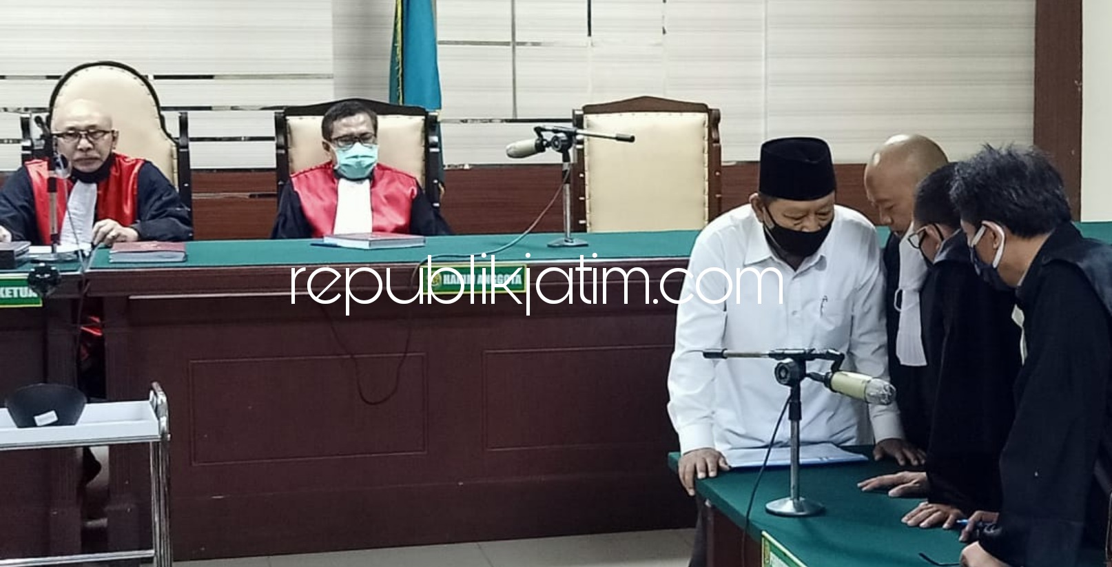 VONIS - Bupati Sidoarjo nonaktif, Saiful Ilah berdialog dengan penasehat hukum usai mendengarkan diputus (divonis) bersalah dan dijatuhi vonis 3 tahun penjara denda Rp 200 juta dalam sidang putusan di Pengadilan Tipikor Juanda, Senin (05/10/2020) petang.