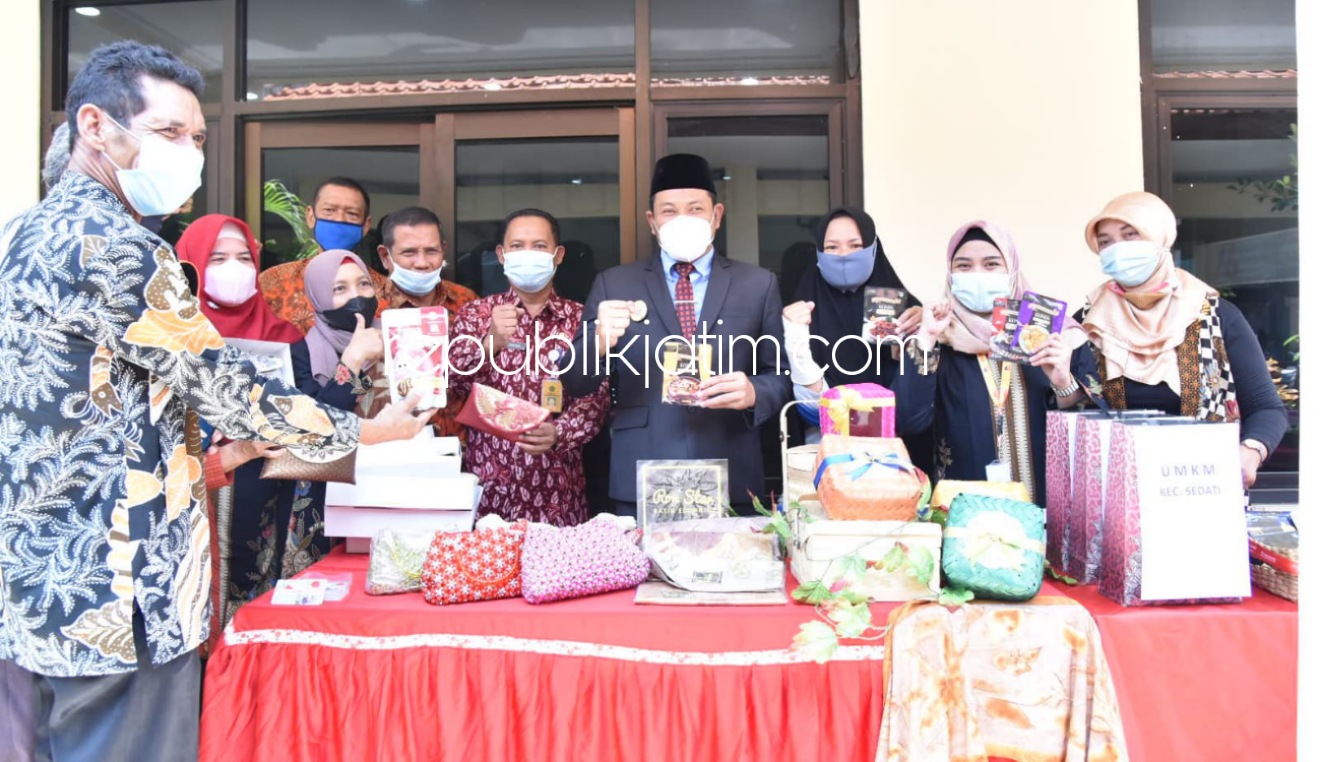 WADAH - Wabup Subandi yang juga Ketua Umum Komda Lansia menjadikan Komda wadah Pembinaan Karang Werda se Kabupaten Sidoarjo di Pendopo Kecamatan Sedati, Selasa (05/10/2021).