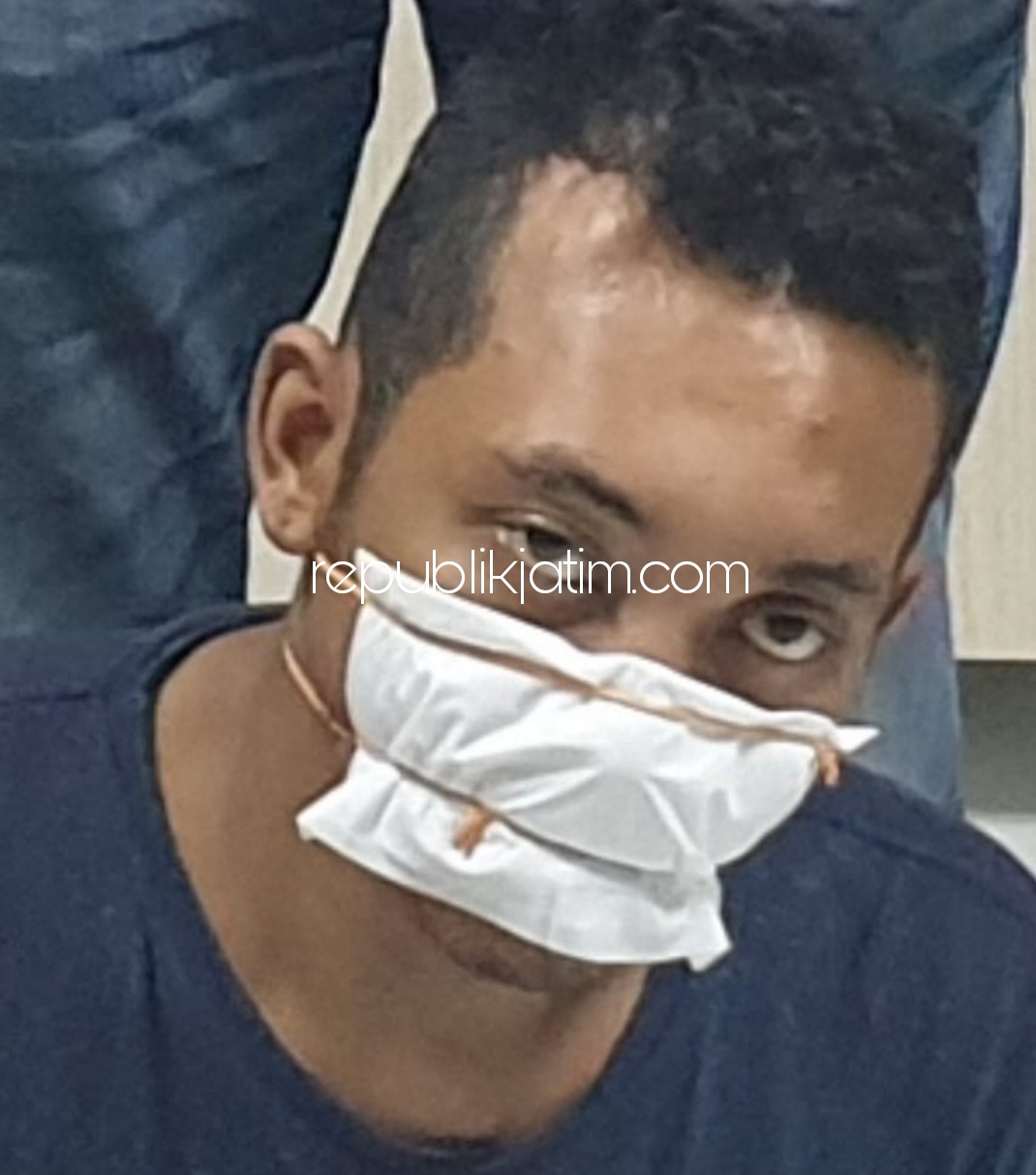 DITEMBAK - Tersangka pembegalan di Desa Anggaswangi, Kecamatan Sukodono, M Zaki Nurdin (24) warga Gang Kalimati, Kelurahan Jagalan, Kecamatan Kranggan, Kota Mojokerto ditembak kedua kakinya karena dianggap melawan petugas, Minggu (04/10/2020) malam.