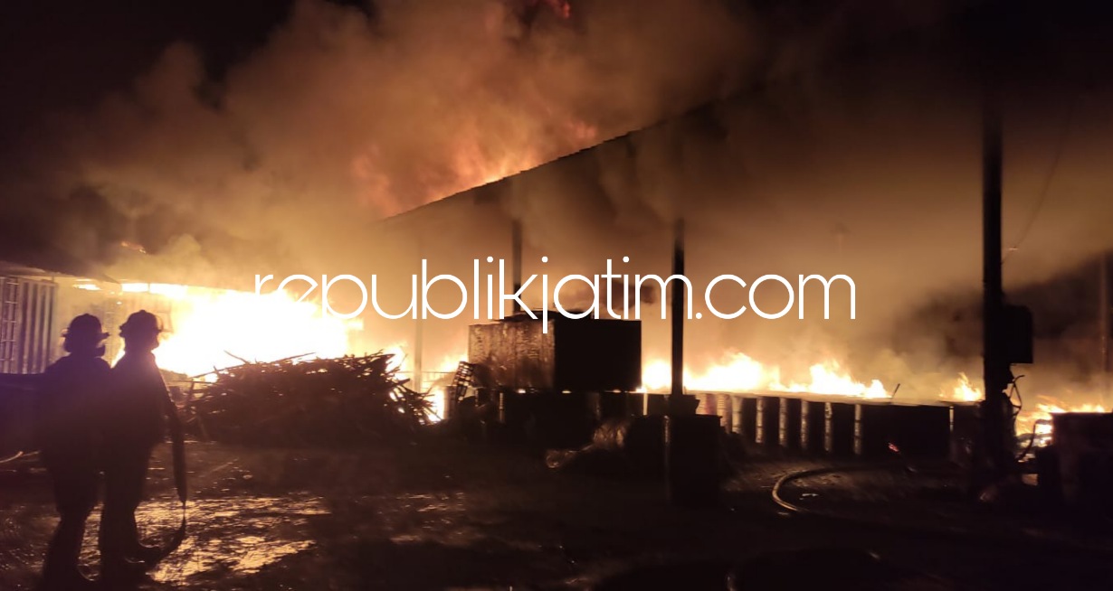 TERBAKAR - Gudang pengolahan limbah minyak mentah yang ada di Jalur Lingkar Timur Desa Wadungasih, Kecamatan Buduran, Sidoarjo terbakar, Selasa (05/10/2021).