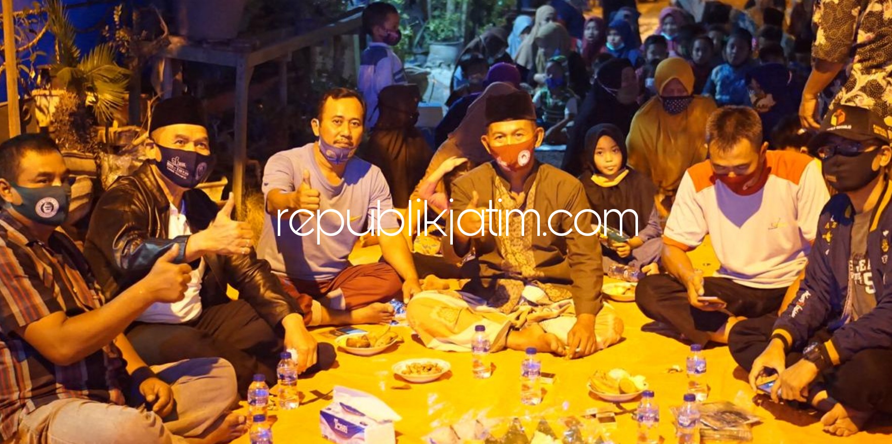 NOBAR - Cabup Sidoarjo, Bambang Haryo Soekartono (BHS) Nonton Bareng (Nobar) sekaligus memberi dukungan kepada M Abdul Wahid warga Desa Tenggulunan, Kecamatan Candi, Sidoarjo yang ikut ajang pencarian bakat KDI di MNC TV, Senin (05/10/2020) malam.
