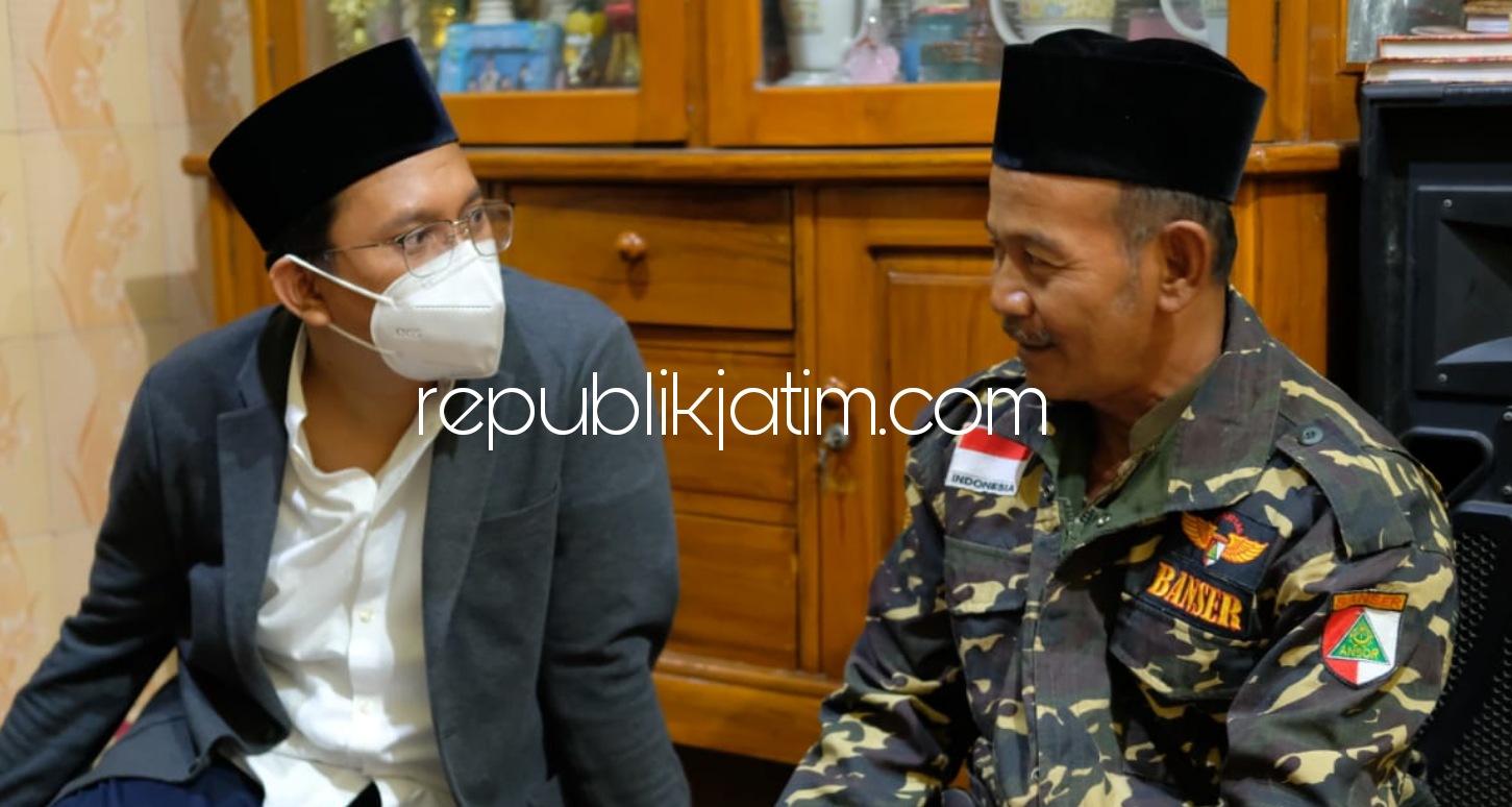 DUKUNGAN - Cabup Sidoarjo, Ahmad Muhdlor Ali (Gus Muhdlor) memberi dukungan Mochammad Abdul Wahid yang ikut ajang pencarian bakat Kontes Dangdut Indonesia (KDI) MNC TV dengan mendatangi keluarga dan mengajak warga kirim dukungan, Minggu (04/10/2020).