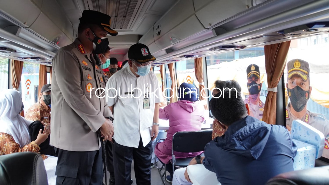 VAKSIN - Kapolresta Sidoarjo Kombes Pol Kusumo Wahyu Bintoro meninjau kembali bus gerai vaksinasi mobile Polresta Sidoarjo yang dihadirkan untuk melayani vaksinasi 1.000 dosis di SMA Antartika, Kecamatan Buduran, Sidoarjo, Rabu (06/10/2021). 