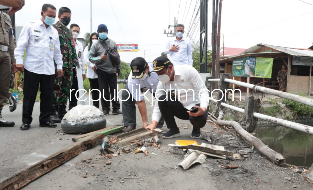 SIDAK - Wakil Bupati Sidoarjo, Subandi menggelar sidak jembatan penghubung Desa Semampir, Kecamatan Sedati dan Desa Tambak Sawah, Kecamatan Waru yang rusak berat akan tetapi tak kunjung diperbaiki Dinas PUBM dan SDA Pemkab Sidoarjo, Rabu (06/10/2021).