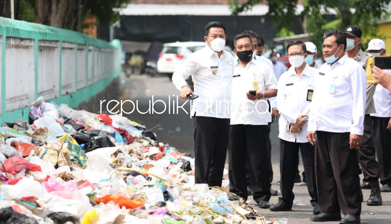 KECEWA - Wabup Sidoarjo, Subandi merasa kecewa melihat tumpukan sampah bercampur plastik di JL Raya Dusun Kemlaten, Desa Entalsewu, Kecamatan Buduran, Sidoarjo, Rabu (06/10/2021).