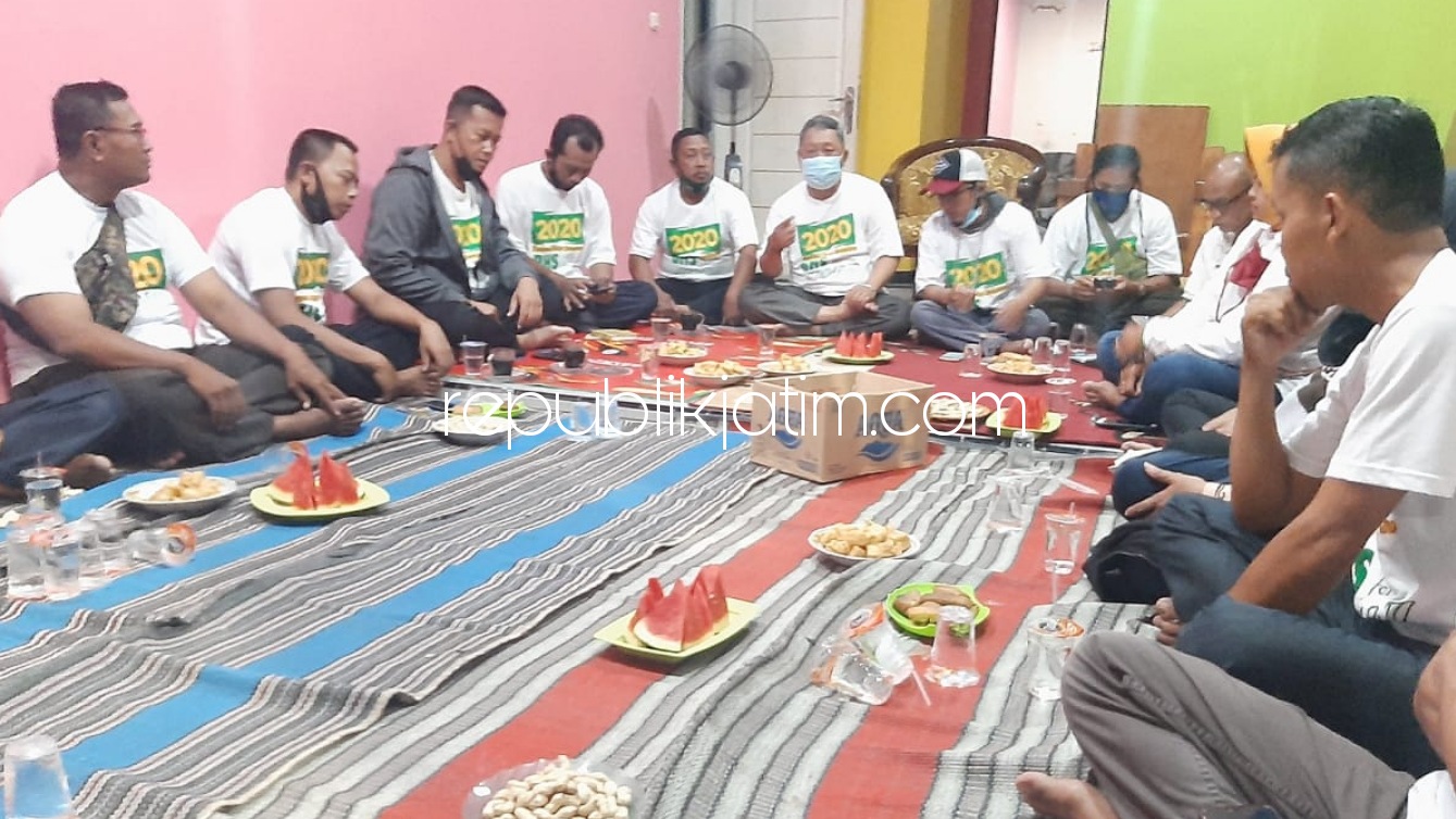 KONSOLIDASI - Anggota dan kader LIRA Sidoarjo dari 3 Kecamatan (Krian, Balongbendo dan Tarik) berkonsolidasi untuk memenangkan Paslon BHS-Taufiq di kantor DPD LIRA Sidoarjo, Senin (05/10/2020) malam.