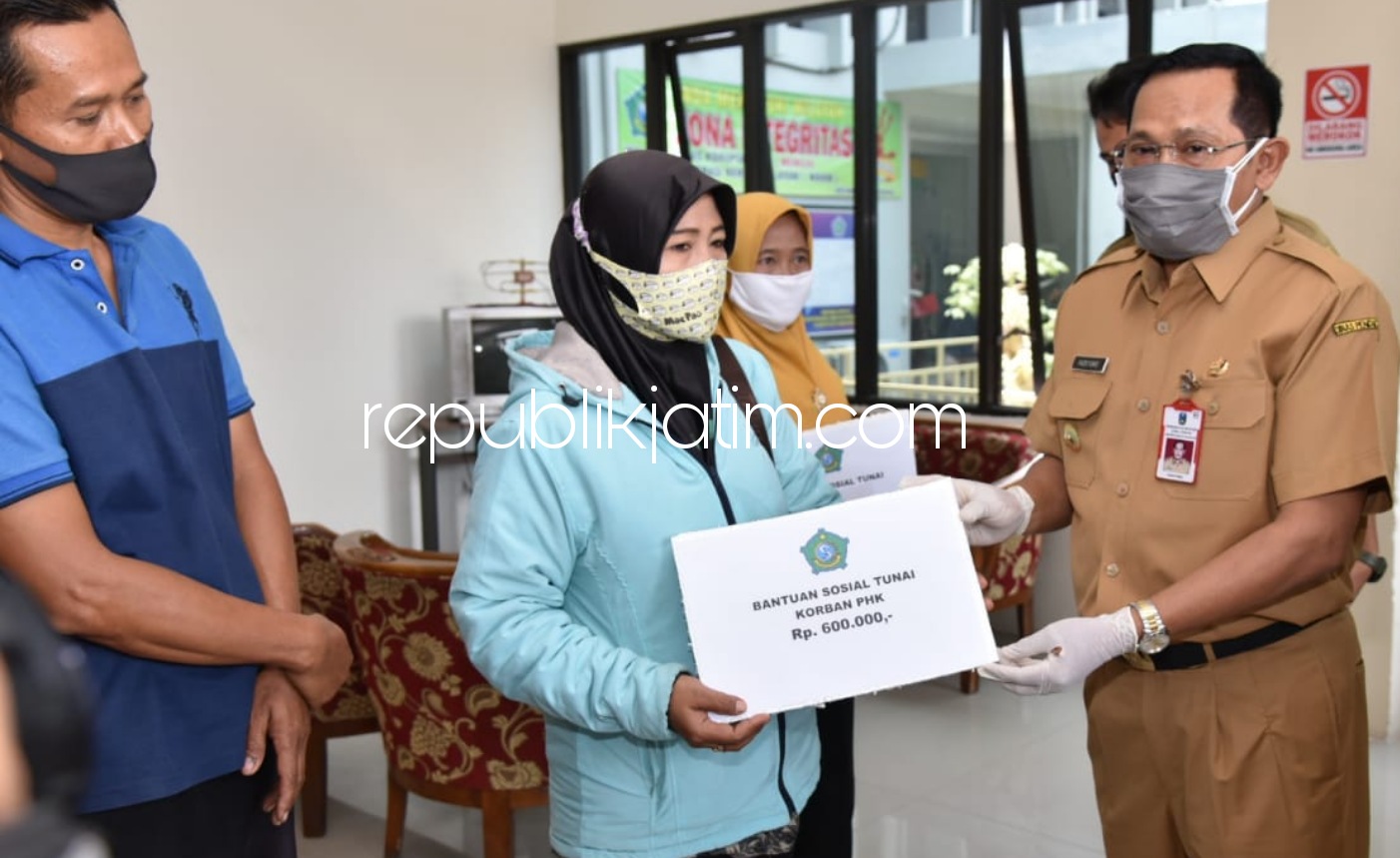 SERAHKAN - Pj Bupati Sidoarjo, Hudiyono didampingi Kepala Dinsos, Tirto Adi, Kepala Dinas Tenaga Kerja, Fenny Apridawati, Kepala BPBD, Dwijo Prawito menyerahkan BLT Rp 600.000 secara simbolis kepada korban PHK di Kecamatan Sukodono, Senin (05/10/2020).