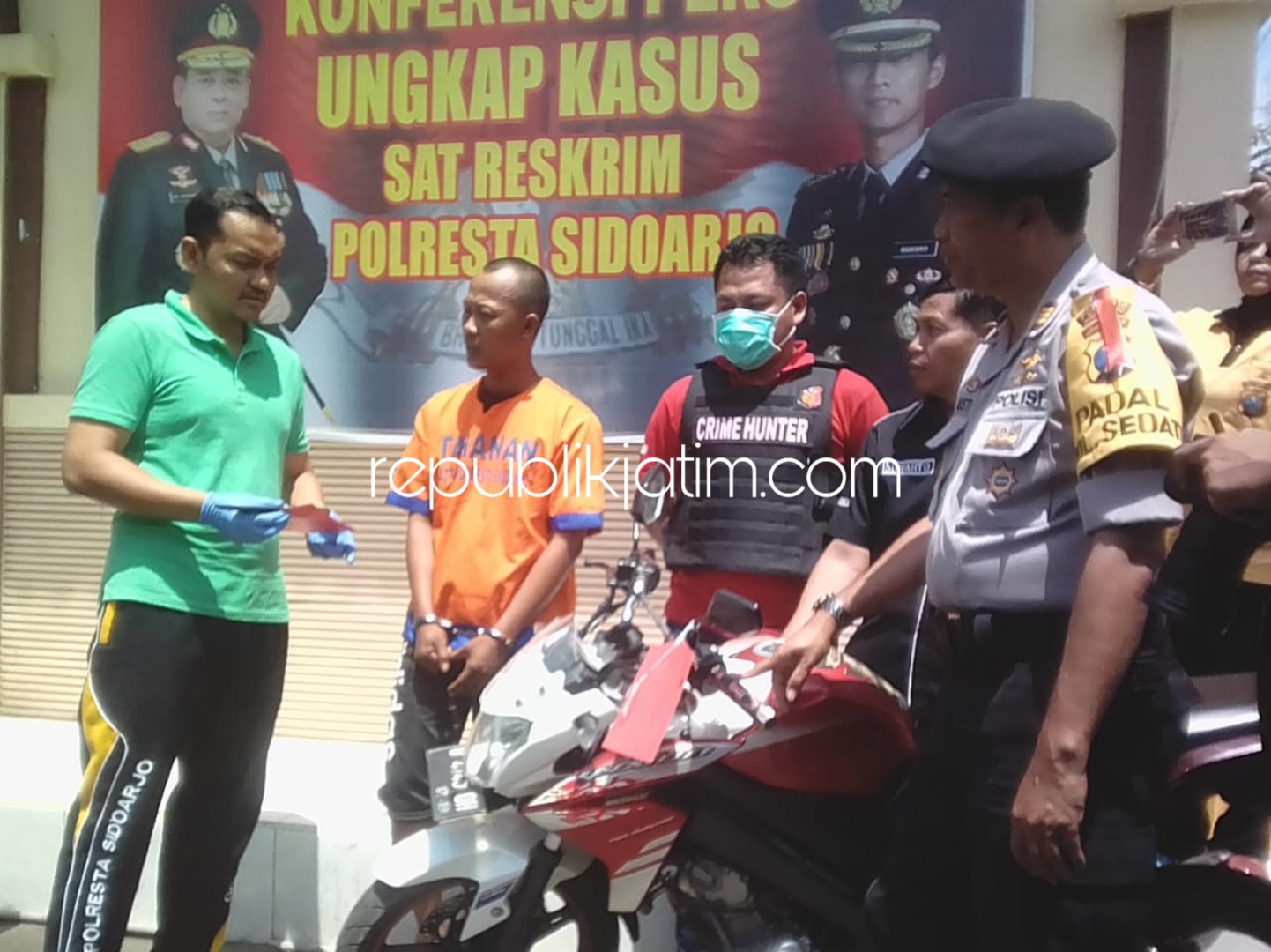 TERTANGKAP - Petugas Satuan Reskrim Polresta Sidoarjo berhasil menangkap tersangka Imron (29), kakak Masmudi (25) tersangka pembunuhan sopir taksi di penginapan Shofwa JL Bypass Juanda, Desa Sedati Gede, Kecamatan Sedati, Sidoarjo, Sabtu (06/10/2018).