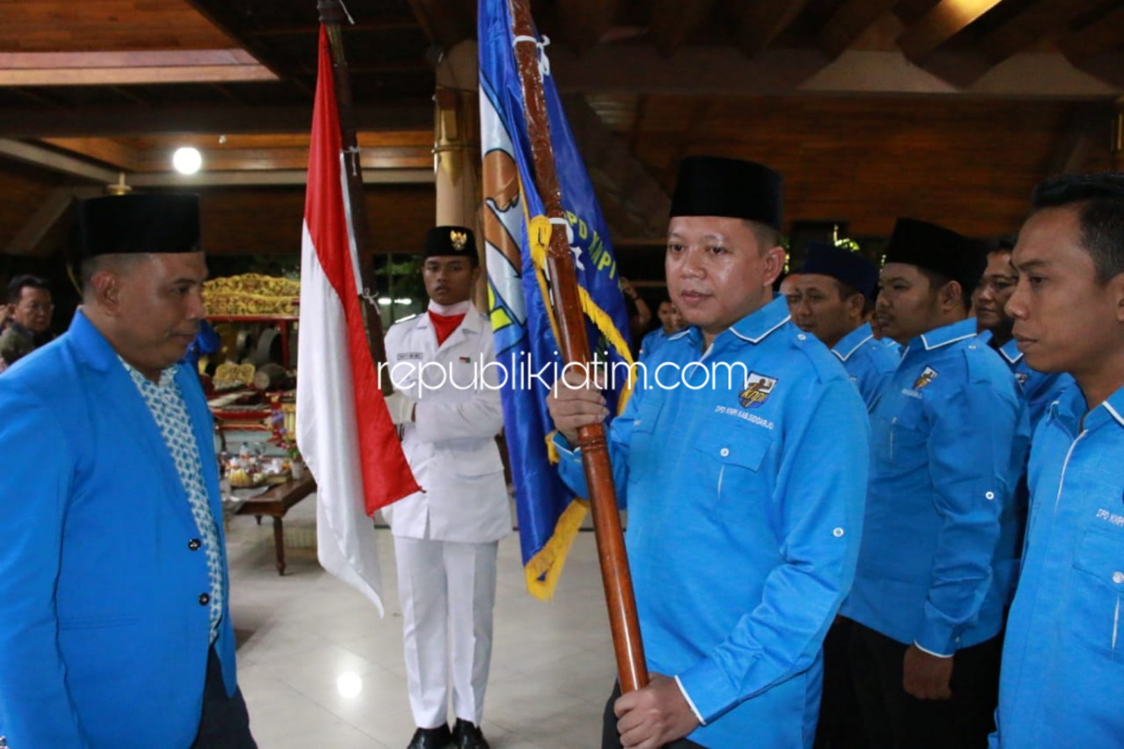 PELANTIKAN - Ketua DPD KNPI Sidoarjo, Ridho Prasetyo dilantik dan dikukuhkan bersama sekitar 150 anggota baru DPD KNPI Sidoarjo di Pendopo Delta Wibawa, Sabtu (05/10/2019) malam.