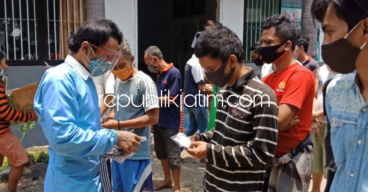SEMBUH - Petugas mendata 56 Warga Binaan Pemasyarakatan (WBP) Lapas Kelas I Surabaya yang ada di Porong, Sidoarjo karena sembuh dari Covid-19, Selasa (06/10/2020).